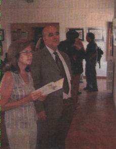 Del Sol con su esposa, junto a la colección de láminas/foto:Mariano Álvarez