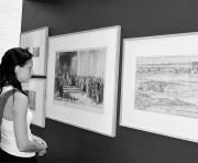 Recorrido. Una joven observa atenta uno de los grabados de la exposición. 