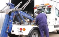 Trabajador de la grúa de Medina del Campo. / FRAN JIMÉNEZ