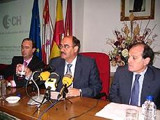 Tomás Villanueva (d), Crescencio Martín Pascual (c) y Javier Vázquez, durante la presentación de la nueva empresa. 