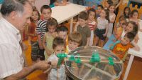 Niños participantes en uno de los talleres dedicado a la miel, dentro de las jornadas gastronómicas. / FRAN JIMÉNEZ