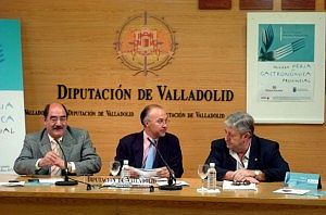 Acto de presentación de la I Feria de la Gastronomía de Valladolid. De izquierda a derecha: Crescencio Martín Pascual, alcalde de Medina del Campo, Ramiro Ruiz Medrano, presidente de la Diputación Provincial de Valladolid y Dionisio de Miguel Recio, diputado de Promoción Provincial