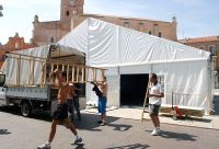 La Plaza Mayor de la Hispanidad se prepara para albergar la feria gastronómica. / FRAN JIMÉNEZ