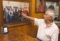 Jovito Noval señala la foto de la boda que se conserva en su restaurante. / FRAN JIMÉNEZ.