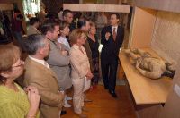 Antonio Sánchez, director del Museo de Ferias, explica los detalles de las obras expuestas / FRAN JIMÉNEZ