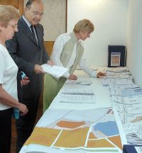 Ciudadanos de Medina consultan el PGOU. / FRAN JIMÉNEZ