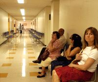 Pacientes a la espera de consulta en el Comarcal de Medina. / F. J.