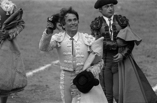 Fotografía de palomo Linares, ya que José Antonio fundó la Peña del Torero en Medina desde que éste apenas empezó y el diestro le ha seguido llamando tío o más 
cariñosamente "Tiíto" desde que en los años sesenta le conociera y presentara a Carlos Hugo y su por entonces esposa Irene de olanda, 
mostrándoles la Villa.