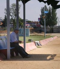 Un hombre descansa en uno de los bancos del parque. / R. JIMÉNEZ