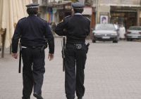 Dos agentes de la policía local de servicio transitan por la zona centro de Medina. / FRAN JIMÉNEZ