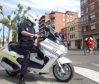 Un agente de la Policía Local transita por Medina. / FRAN JIMÉNEZ