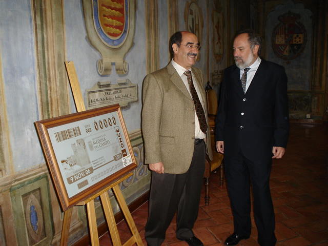 Presentación del cupón de la ONCE. 09-noviembre-2006. A la izquierda, el Alcalde de Medina del Campo, Crescencio Martín Pascual, y a la derecha el Delegado de la ONCE en la localidad, Javier Taborga. Regresamos