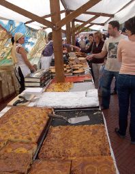 Uno de los puestos de repostería de la feria. / F. J.