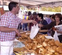 Un repostero atiende a una clienta en una edición pasada. / F. JIMÉNEZ