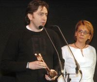 Sánchez Arévalo recoge el premio de manos de la concejala María José Martín. / FRAN JIMÉNEZ