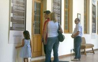 Turistas visitan una exposición en el Castillo de la Mota. / F. JIMÉNEZ