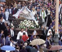 La lluvia acompañó ayer a la Virgen en la procesión. / FRAN JIMÉNEZ