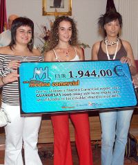 Las premiadas reciben el cheque de Medina Comercial. / F. J.