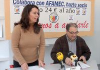 Pedro Casares, a la derecha, presidente de la asociación de enfermos de Alzheimer de Medina del Campo. / FIRMA