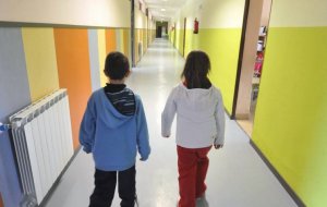 Dos alumnos caminan por los pasillos del colegio. :: FRAN JIMÉNEZ 