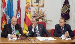 ICAL El presidente de la Diputacin de Valladolid, Ramiro Ruiz Medrano (I), y el responsable de la Asociacin Pro Deficientes Mentales de Valladolid (Asprona), Manuel Fernndez Alonso (D), suscribieron esta maana en el Ayuntamiento de Medina del Campo el convenio de colaboracin entre ambas entidades