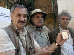 Los tres codirectores de las excavaciones de Atapuerca , de izda a dcha, Jos Mara Bermdez de Castro, Eudald Carbonell y Juan LUis Arsuaga, posan sonrientes con el premolar humano. /EFE