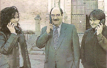 Jimnez, Martn Pascual y Muriel, con las audioguas ante la Iglesia Colegiata de San Antoln /FotoM. lvarez 