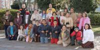 Alumnos del San Juan de la Cruz junto a la profesora, María José Martín, y dos monitores. / F. J.