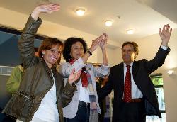 Miriam Chacón / ICAL (I a D) La candidata a la Alcaldía de Medina del Campo, Ana Sánchez; la ministra de Educación, Mercedes Cabrera y el candidato socialista a la Presidencia, Ángel Villalba, saludan a los asistentes al mitin ofrecido en esta localidad vallisoletana