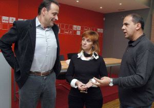 Cecilio Vadillo, con Ana Vzquez y Alfredo Losada, ayer. / F. J.