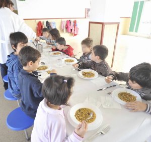 Varios escolares, en el comedor del colegio público Obispo Barrientos. / FRAN JIMÉNEZ