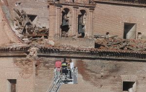 Los tcnicos revisan la cubierta de la espadaa de la iglesia del Hospital Simn Ruiz. / FRAN JIMNEZ