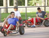 Varios jvenes en las pistas del polideportivo. / FRAN JIMNEZ