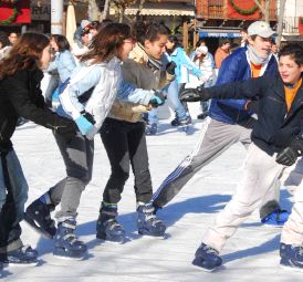 Nios patinando en la pista de hielo de Medina. / FRAN JIMNEZ