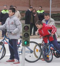 Varios nios en el circuito de educacin vial. / F. J.