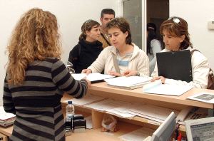 Miembros de la plataforma entregan las firmas en el registro del Ayuntamiento. / FRAN JIMNEZ
