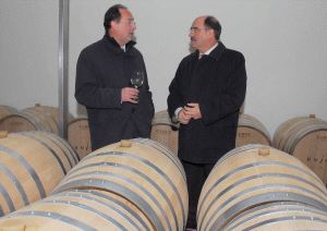 Carlos Moro y Crescencio Martín, en las bodegas Emina. / F. JIMÉNEZ