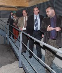 Rodrguez Romo y Martn Pascual siguen al director de la obra, Fernando Bocos, en su recorrido por el centro de recepcin. / F. J.