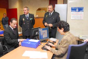 Cecilio Vadillo registra su huella dactilar con el nuevo sistema. / F. J.