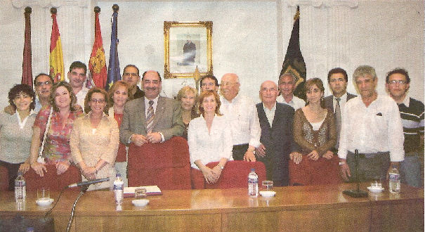 Los Concejales de la Corporacin 2003-2007 posaron en familia para la Voz de Medina y Comarca. /Foto Mariano lvarez: Crescencio Martn Pascual, Mara Jos Martn Casares, Silvia Prez, Josefina Rodrguez, Ramss Laguna, M. Mar Rojo, Alfredo Agero, Adolfo Marcos, y Felix del Barrio, del Partido Popular; Ana Vzquez, Francisco Garca del Pozo, Alfredo Losada, Susabna Caldern, Miguel Garca, Carlos Rodrguez y Carmen Martn, del Partido Socialista Obrero Espaol; y Andrs Serrano y Dionisio Juimenez, de la Unin del Pueblo Medinense respectivamente.