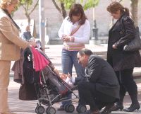 El candidato a la Alcaldía por el PP hace carantoñas a un bebé ayer en Medina del Campo. / F. JIMÉNEZ