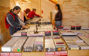 Varios aficionados buscan entre la oferta del Salón del Disco. / F. J.