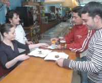 Dos clientes con los pinchos del Restaurante Villa de Ferias. / F. J.