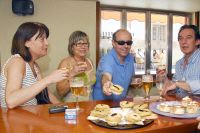 Matilde, Rosa, Javier y Chiqui prueban las tapas en el bar Yovoy de Medina del Campo. / FRAN JIMNEZ