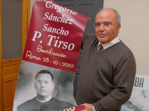 Juan Jesús, con un cartel que anuncia la peregrinación. / F. JIMÉNEZ 