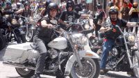 Concentración de motos Harley Davidson en la calle Padilla de Medina del Campo. / FRAN JIMÉNEZ