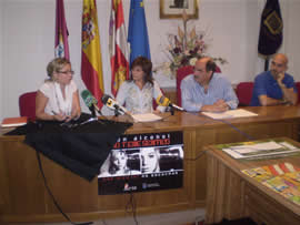 Pie de foto: de izqda a derecha.  Una representante del Consejo Regulador de la Denominación de Origen Rueda, Virginia Serrano, Crescencio Martín y Carlos Rochas (presidente de la Asociación Gremial de Hosteleros de Medina). 