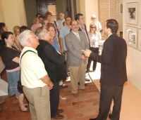 Antonio Snchez (derecha) explica las fotografas a Jaime de la Fuente, Emiliano Allende, Crescencio Martn Pascual, Alberto Gutirrez y Ana Vzquez, entre otros asistentes . / FRAN JIMNEZ