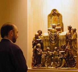 Un visitante observa la escultura Misa de San Gregorio. / FRAN JIMNEZ
