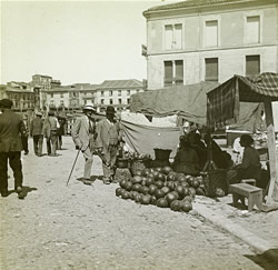 Anónimo. Puesto de venta de sandías en el arranque de la calle de Carpintería (fotografía estereoscópica)  Medina del Campo 19071913 Fundación Museo de las Ferias. Colección Manuel Martínez Hernández